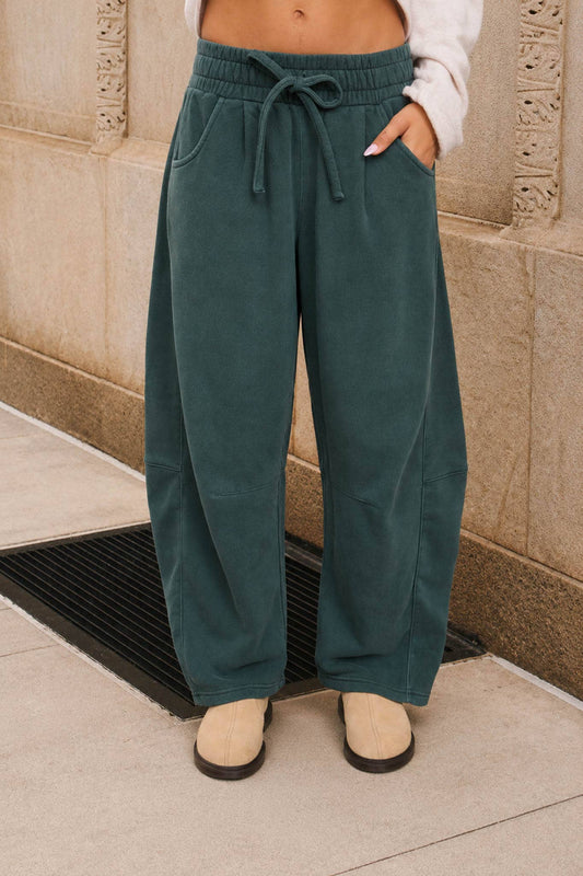 SMOCKED WAIST DRAWSTRING BARREL LEG SWEATPANTS: HUNTER GREEN