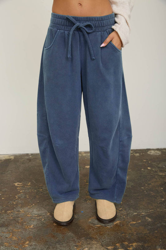 SMOCKED WAIST DRAWSTRING BARREL LEG SWEATPANTS: HUNTER GREEN